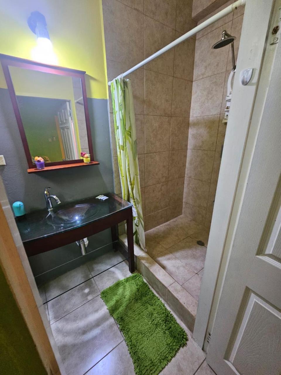 Fish Tobago Guesthouse Or Joy And Brandon Guesthouse Buccoo Kamer foto