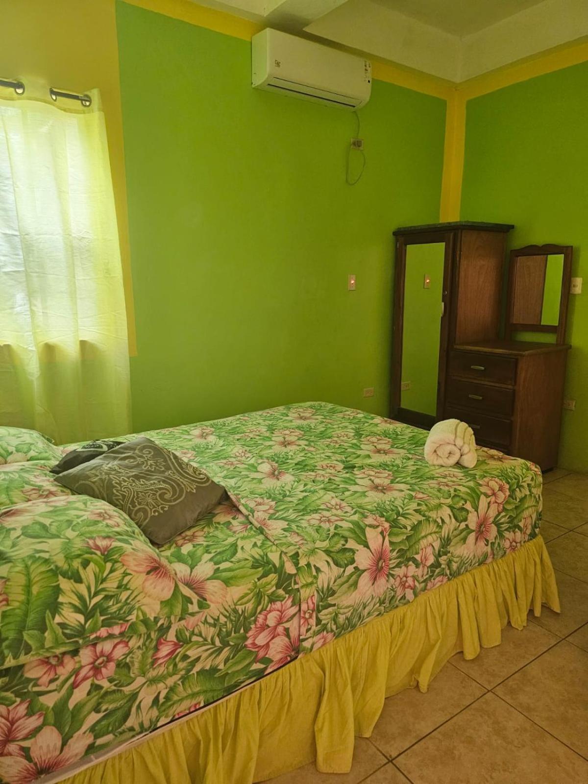 Fish Tobago Guesthouse Or Joy And Brandon Guesthouse Buccoo Kamer foto
